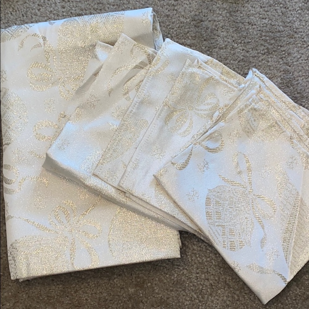 Holiday table cloth and napkin set